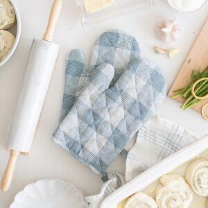 JILLY BOX THE CROSS Farmhouse oven mitts.  Gray and White. NEW WITH TAGS